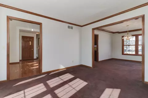 Living - 1006 Ironwood Cc Dr, Normal, IL 61761 photo 5 of 9