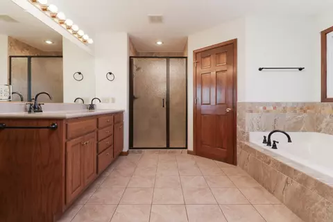 Bath - 1006 Ironwood Cc Dr, Normal, IL 61761 photo 2 of 7