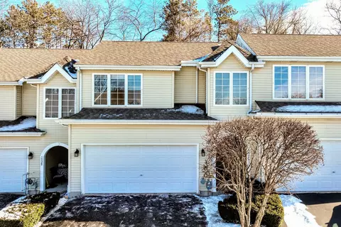 1526 Golden Oak Dr, Woodstock, IL 60098