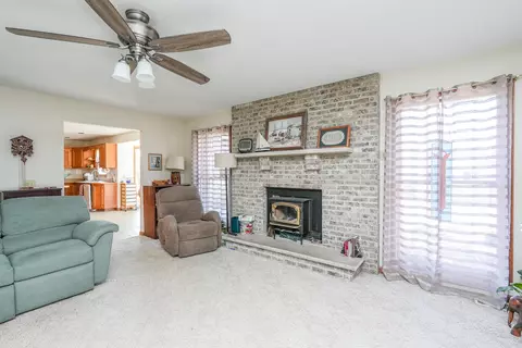 Living - 418 S Comet Dr, Braidwood, IL 60408 photo 3 of 4