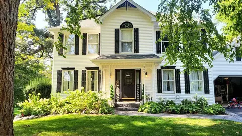 900 Susan Ct, Algonquin, IL 60102