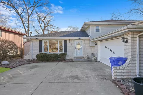 8139 Christeen Dr, Justice, IL 60458