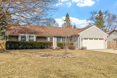 323 Arapahoe Trl, Carol Stream, IL 60188