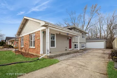 1022 Fulton Dr, Streamwood, IL 60107