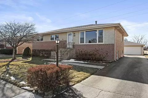 10600 S Michael Dr, Palos Hills, IL 60465
