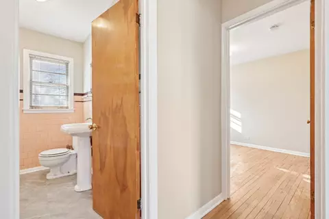 Entry Way - 1431 E Algonquin Rd, Des Plaines, IL 60016 photo 2 of 3