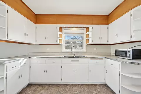 Kitchen - 1431 E Algonquin Rd, Des Plaines, IL 60016 photo 2 of 3