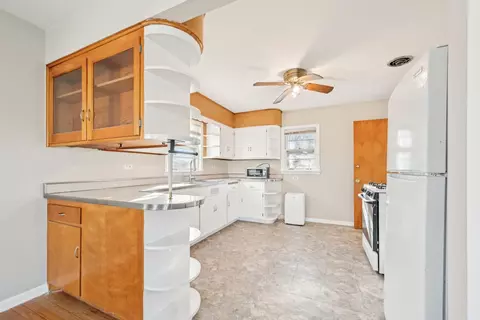 Kitchen - 1431 E Algonquin Rd, Des Plaines, IL 60016 photo 1 of 3
