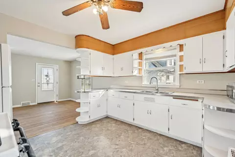 Kitchen - 1431 E Algonquin Rd, Des Plaines, IL 60016 photo 3 of 3