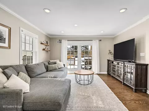 1015 N Cross St, Wheaton, IL 60187 photo 5