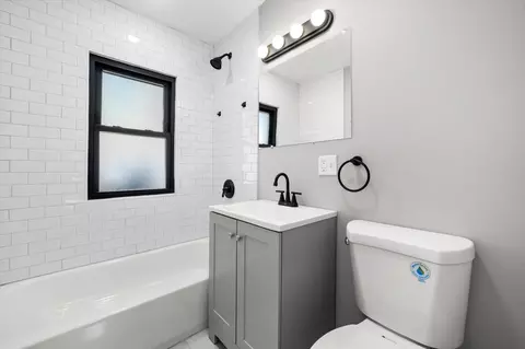 Bath - 10947 S Normal Ave, Chicago, IL 60628 photo 1 of 3