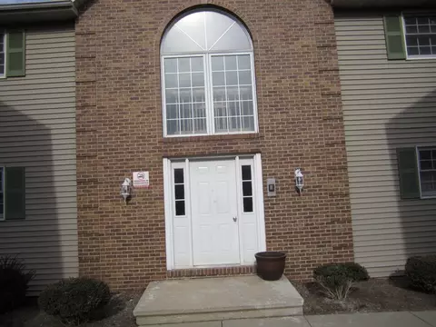 400 S Peace Rd #1, Sycamore, IL 60178