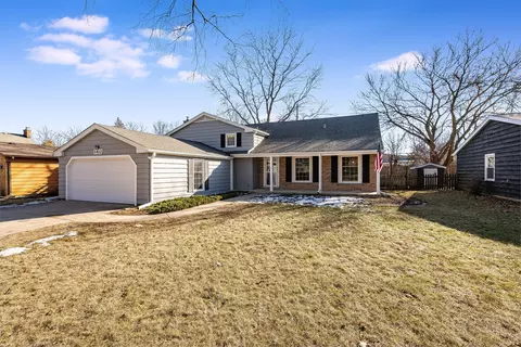 1412 Briarwood Dr, Naperville, IL 60540