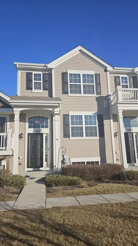 1653 Ruby Dr, Pingree Grove, IL 60140