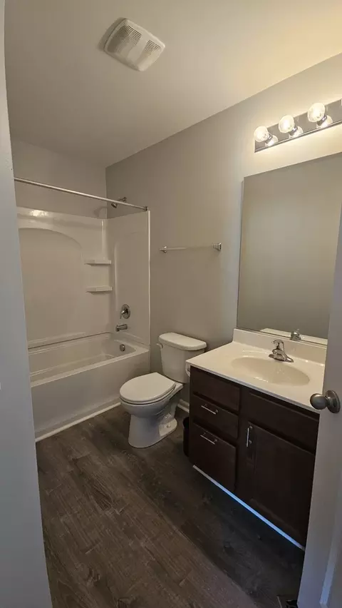 Bath - 1653 Ruby Dr, Pingree Grove, IL 60140 photo 2 of 5