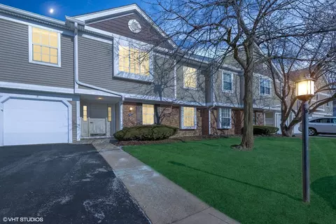 1245 Ballantrae Pl #B, Mundelein, IL 60060