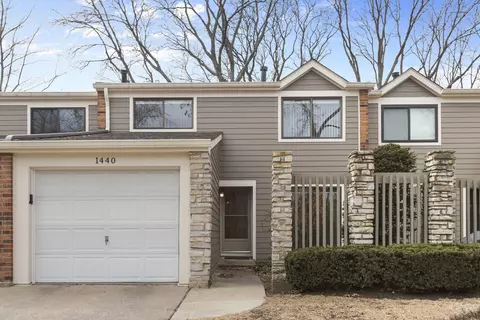 1440 N Bridgeport Dr, Mount Prospect, IL 60056