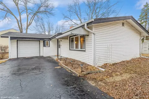 2206 Sprucewood Ln, Lindenhurst, IL 60046