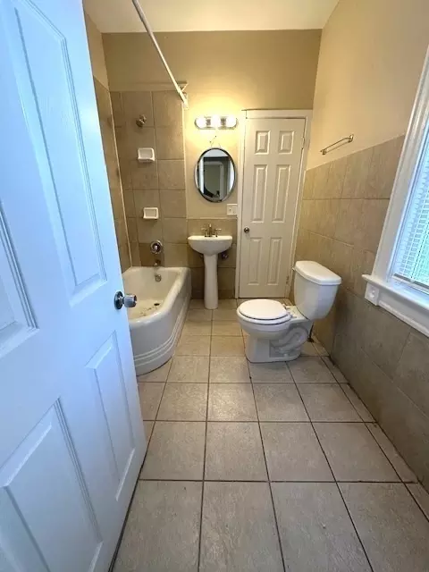 Bath - 356 Franklin Blvd, Elgin, IL 60120 photo 1 of 1