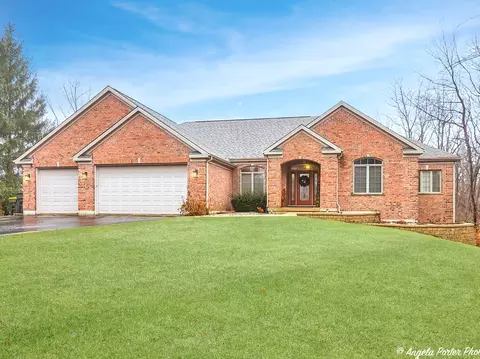 7215 Edgewood Ct, Spring Grove, IL 60081