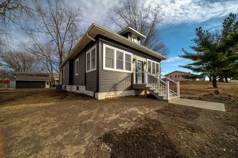 738 W First St, West Brooklyn, IL 61378