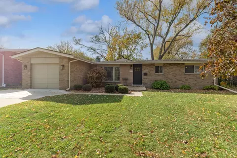 832 Sumac Rd, Highland Park, IL 60035