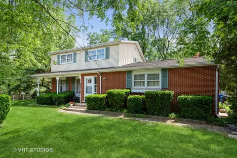 1601 Indian Hill Dr, Roselle, IL 60172