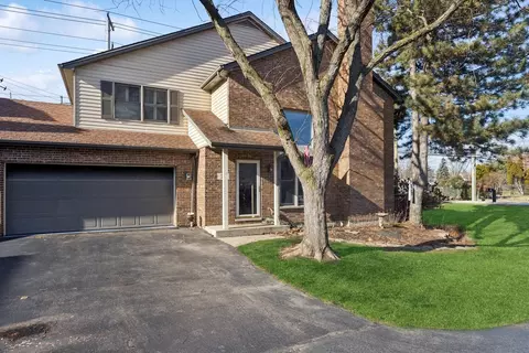 21 Melrose Ave, Westmont, IL 60559