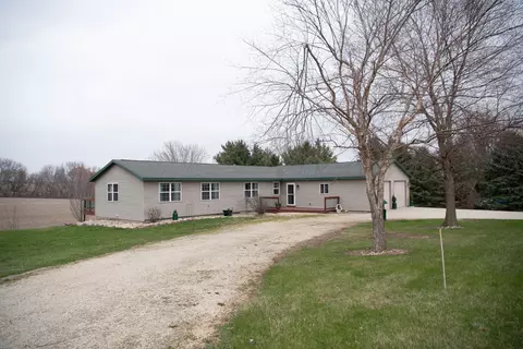 20532 Pilgrim Rd, Chadwick, IL 61014
