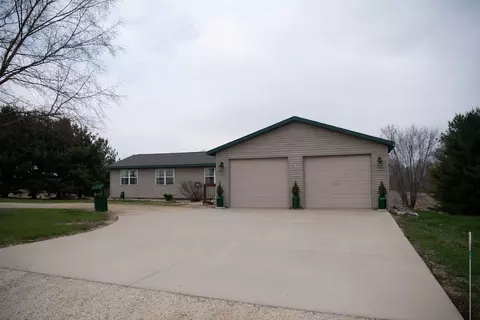 20532 Pilgrim Rd, Chadwick, IL 61014 photo 2