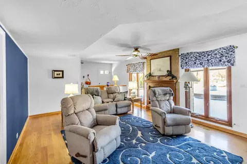 Living - 540 E Belmont Ave, Addison, IL 60101 photo 3 of 4