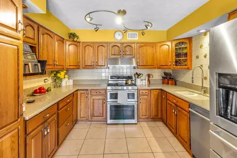 Kitchen - 540 E Belmont Ave, Addison, IL 60101 photo 2 of 3