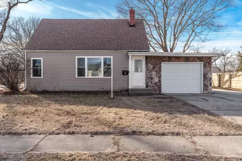 717 Renrose Ave, Loves Park, IL 61111