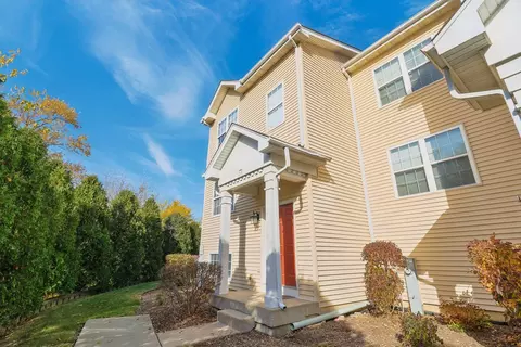 29 W Big Horn Dr, Hainesville, IL 60073