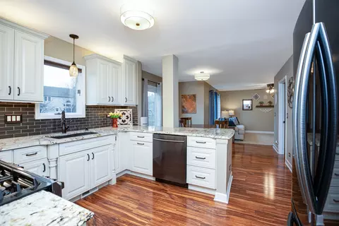 Kitchen - 555 Greenview Ln, Wheeling, IL 60090 photo 2 of 2