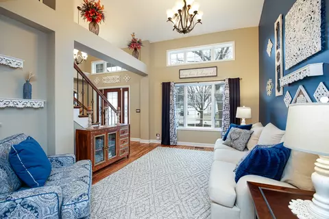 Living - 555 Greenview Ln, Wheeling, IL 60090 photo 1 of 2