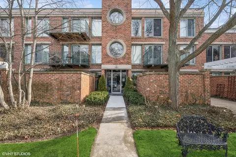 7050 Arbor Ln #101, Northfield, IL 60093