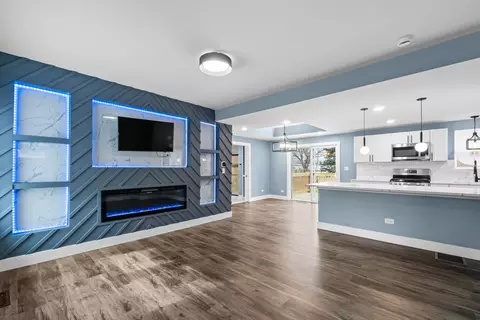 Living - 4434 148th St, Midlothian, IL 60445 photo 1 of 3