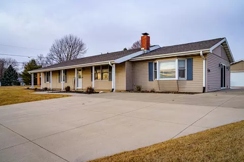 901 Douglas Dr, Sterling, IL 61081