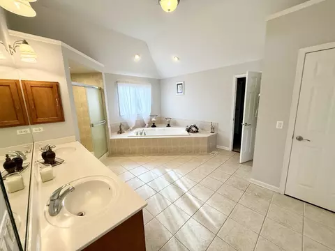 Bath - 5 N723 Rochefort Ln, Wayne, IL 60184 photo 1 of 2