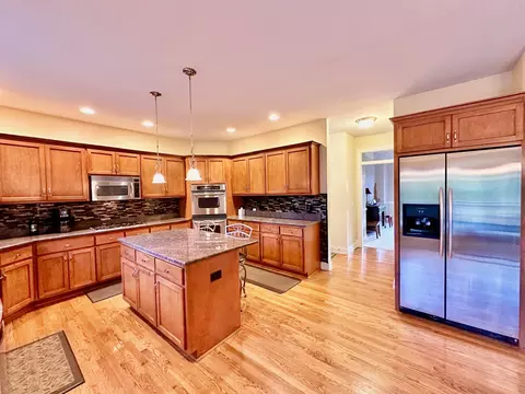 Kitchen - 5 N723 Rochefort Ln, Wayne, IL 60184 photo 2 of 2