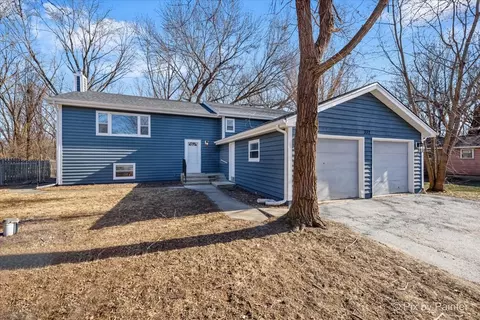 332 Hollywood Ter, Lakemoor, IL 60051