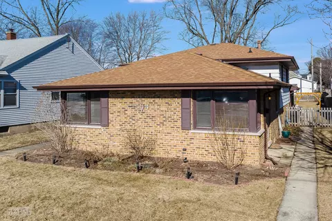544 E 4th St, Lockport, IL 60441