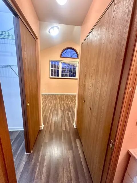 Entry Way - 613 Sutton Ct, Wheeling, IL 60090 photo 6 of 9