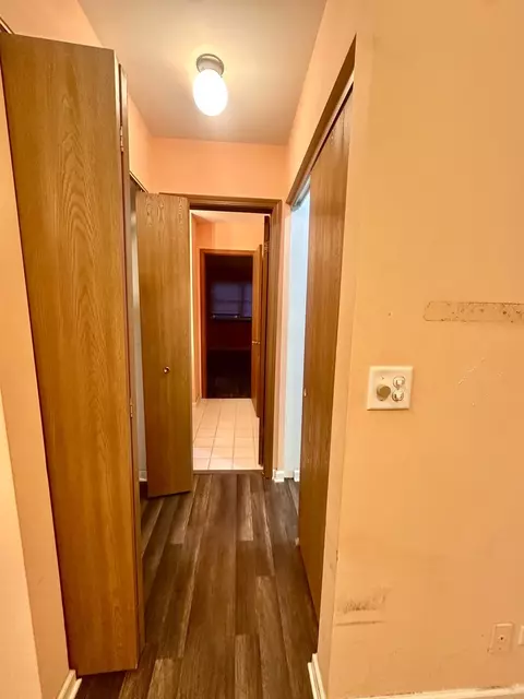 Entry Way - 613 Sutton Ct, Wheeling, IL 60090 photo 7 of 9