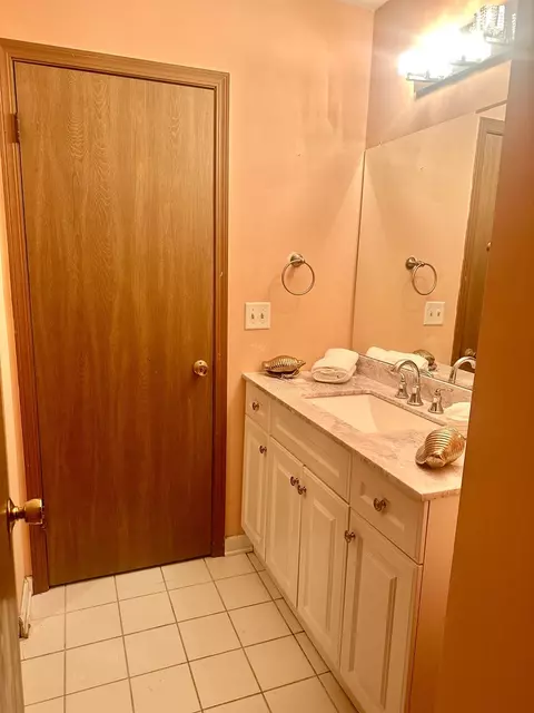 Bath - 613 Sutton Ct, Wheeling, IL 60090 photo 3 of 3
