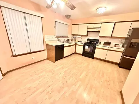 Kitchen - 613 Sutton Ct, Wheeling, IL 60090 photo 1 of 1