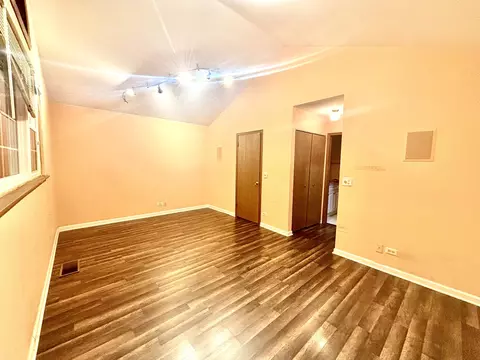 Living - 613 Sutton Ct, Wheeling, IL 60090 photo 5 of 5