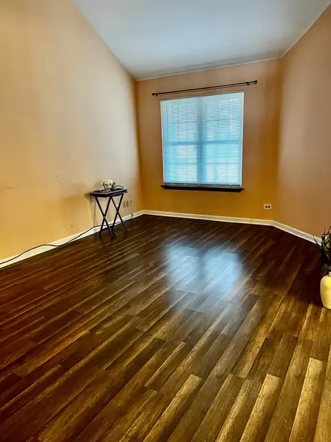 Living - 613 Sutton Ct, Wheeling, IL 60090 photo 2 of 5