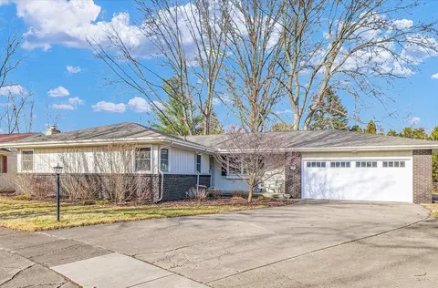 6 Canterbury Ct, Champaign, IL 61821